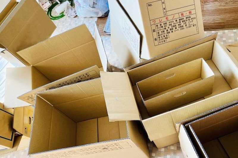 段ボールが散らばる様子