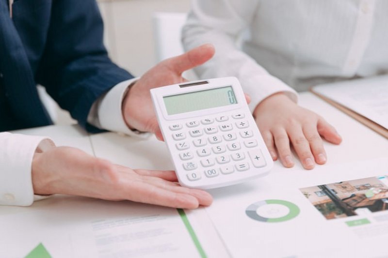 お見積りを出している写真